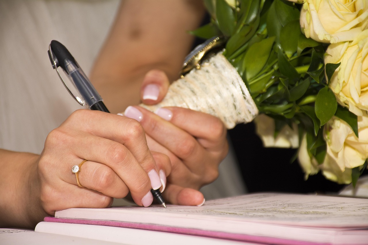 婚前男方贷款买房婚后加女方名字，权益保障与情感纽带的双重考量